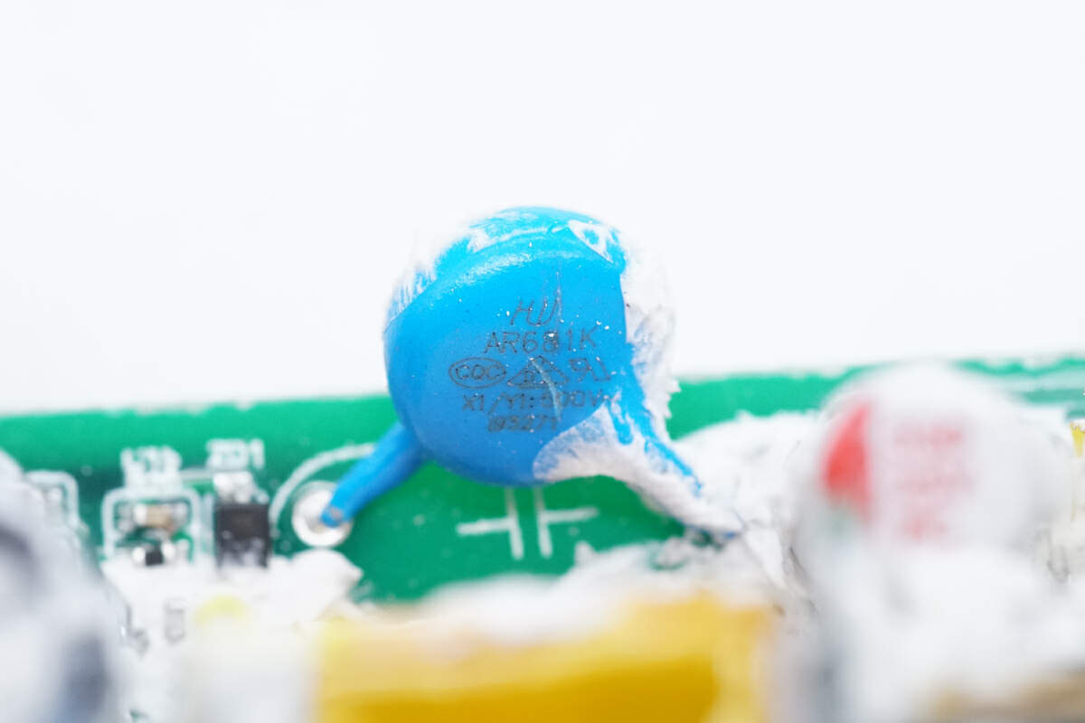 日本知名品牌的充电器也是中国芯，拆解一款65W氮化镓充电器