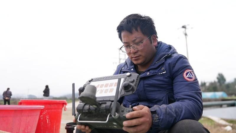 思南：植保无人机作业 油菜春管科学高效
