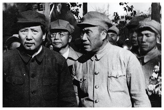 妇女代表正和毛主席握手，不料却打一喷嚏，毛主席巧妙的化解尴尬