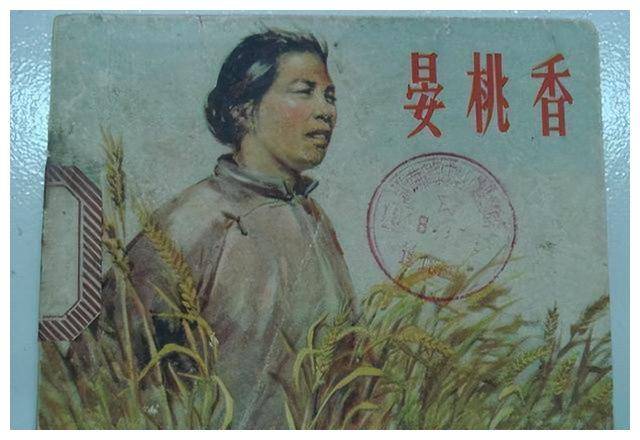 妇女代表正和毛主席握手，不料却打一喷嚏，毛主席巧妙的化解尴尬