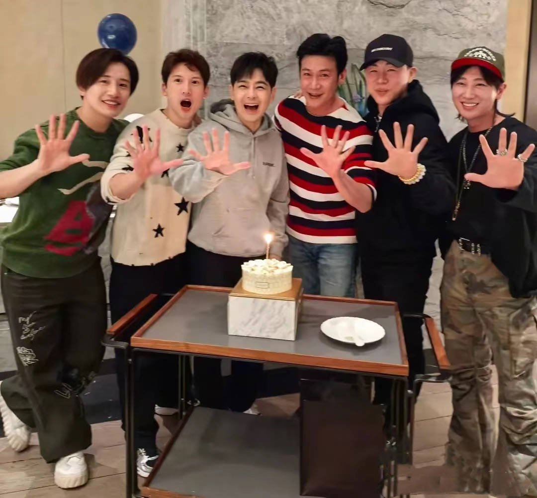 陆毅49岁生日，同框50岁林志玲像“父子”，母女三人给他超大惊喜
