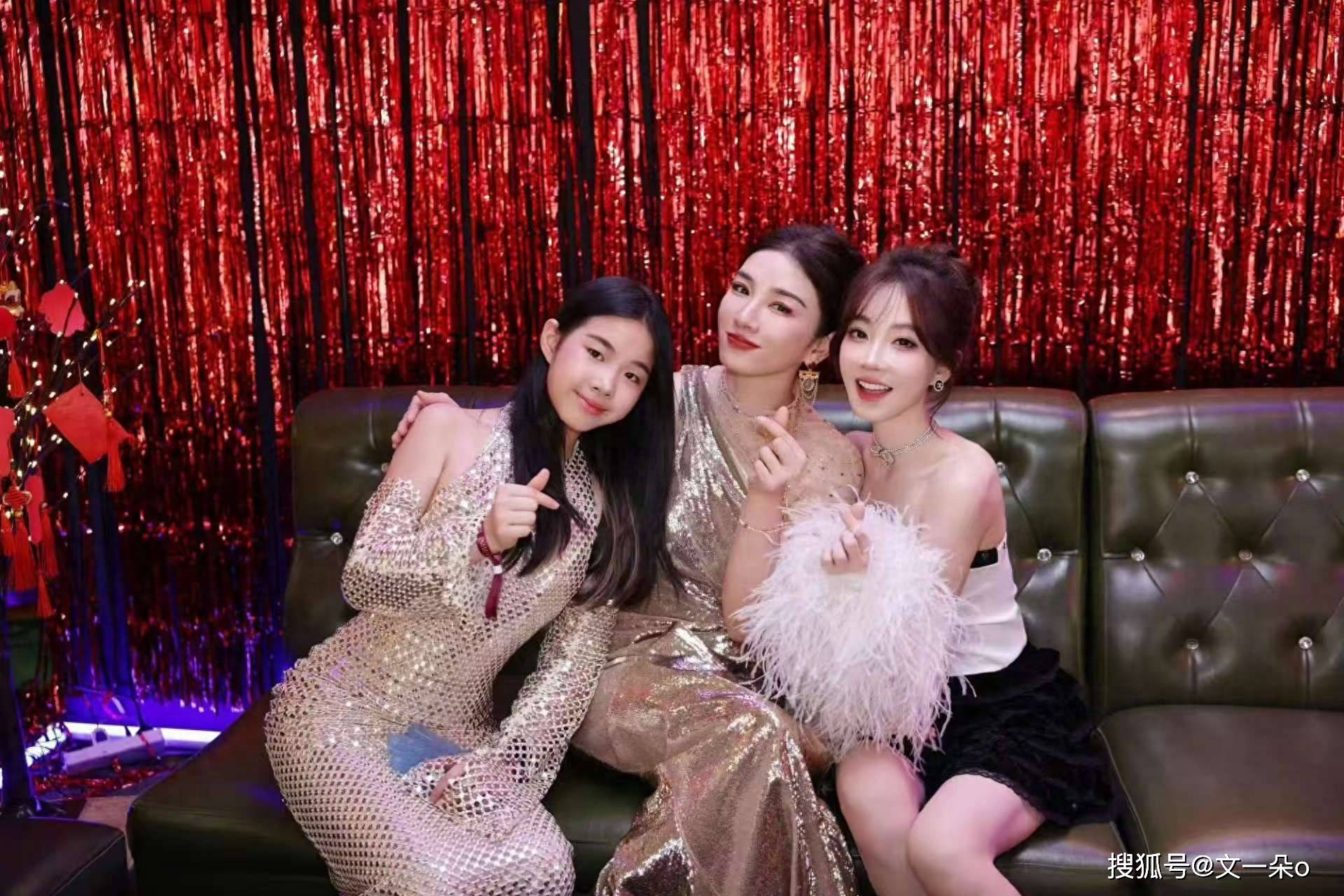 黄奕11岁女儿名媛气质出众，身高惊人，网友：黄奕生了个黄毅清