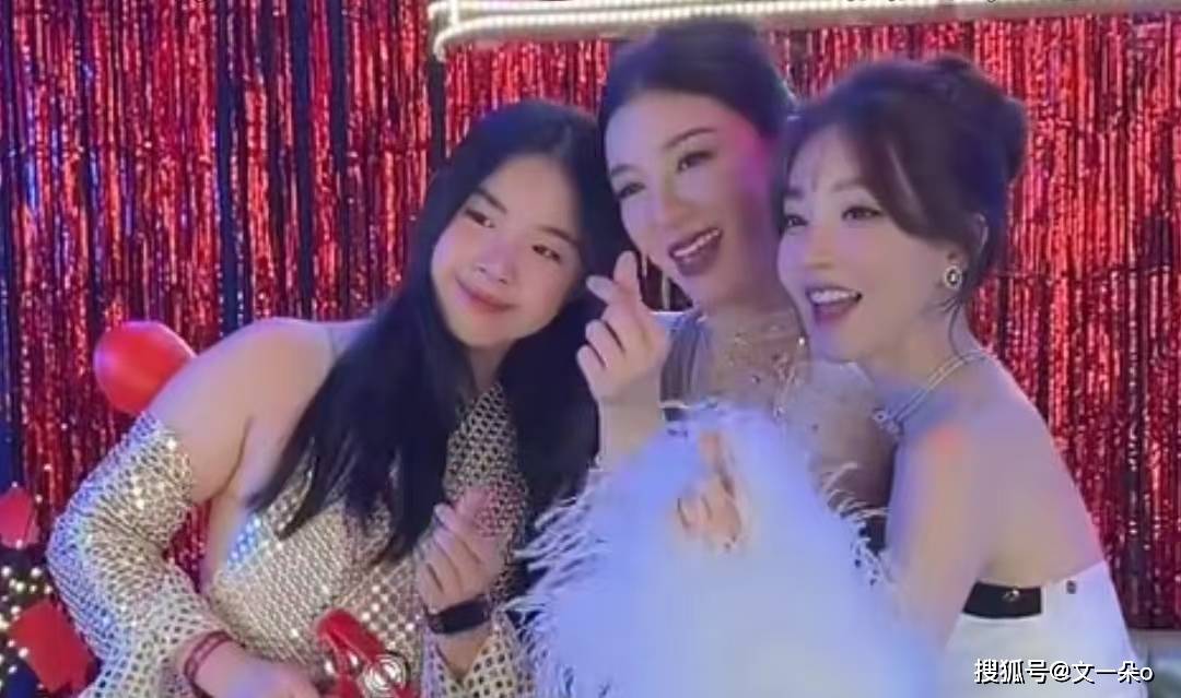 黄奕11岁女儿名媛气质出众，身高惊人，网友：黄奕生了个黄毅清