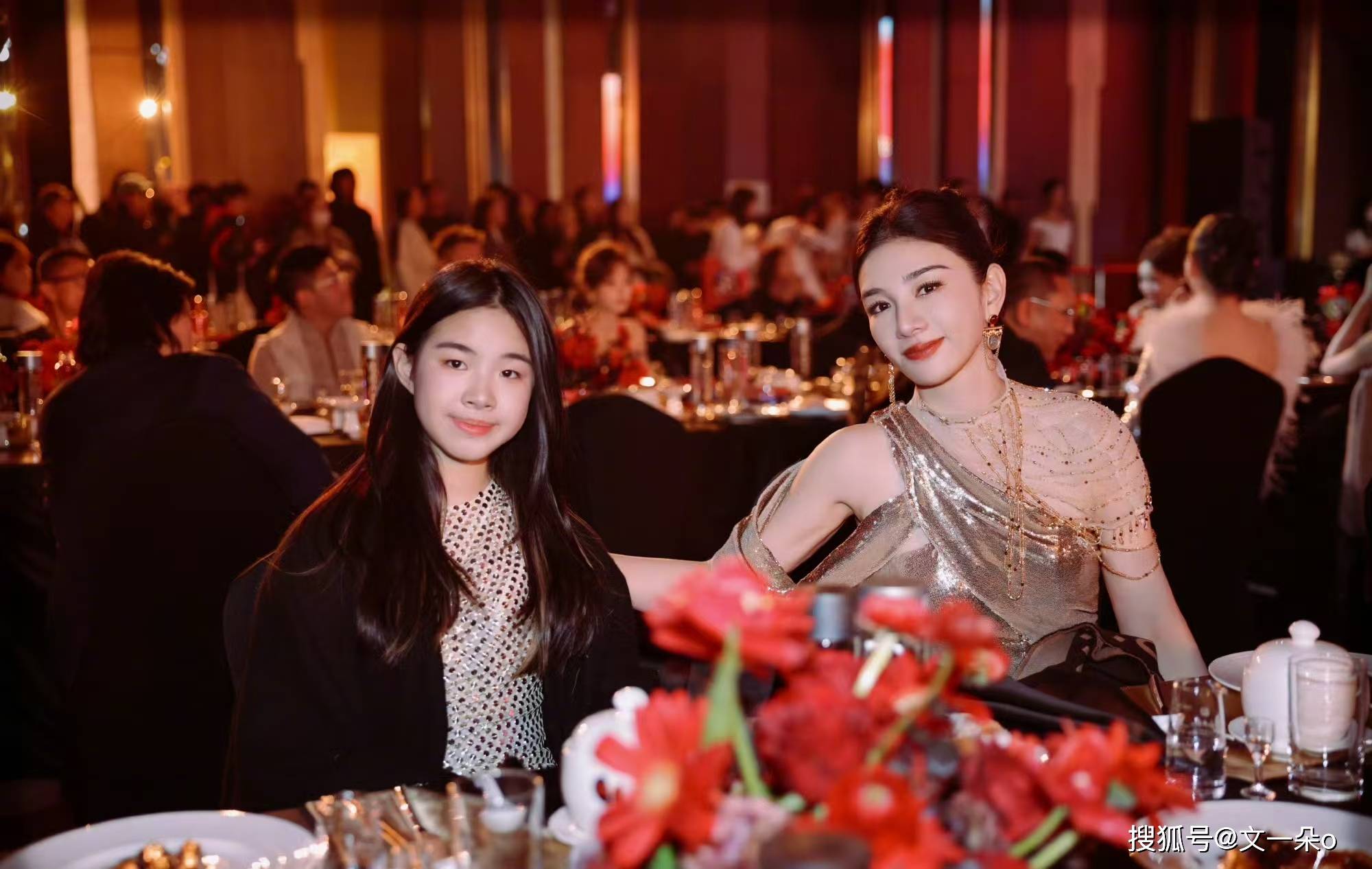 黄奕11岁女儿名媛气质出众，身高惊人，网友：黄奕生了个黄毅清