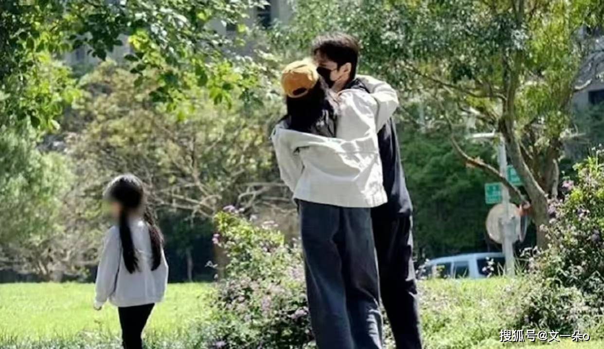 黄奕11岁女儿名媛气质出众，身高惊人，网友：黄奕生了个黄毅清