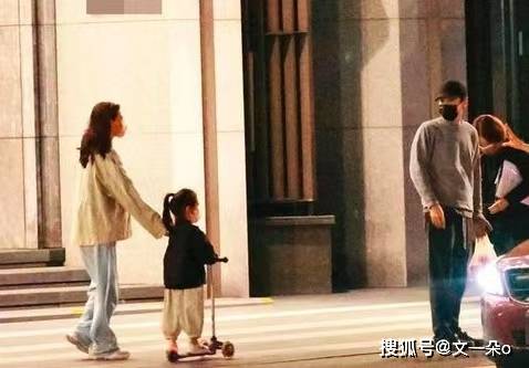 黄奕11岁女儿名媛气质出众，身高惊人，网友：黄奕生了个黄毅清