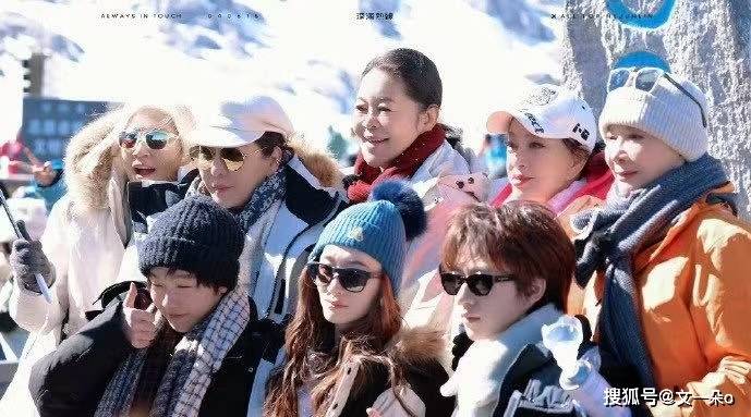黄奕11岁女儿名媛气质出众，身高惊人，网友：黄奕生了个黄毅清
