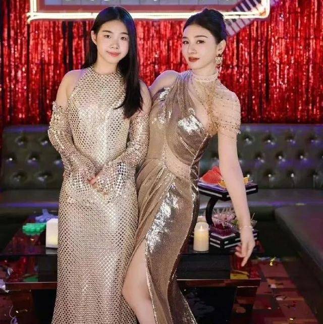 黄奕带女儿参加活动，11岁黄芊玲穿礼服体态好好，黄奕基因真的强