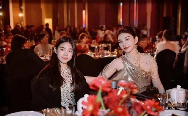 黄奕带女儿参加活动，11岁黄芊玲穿礼服体态好好，黄奕基因真的强