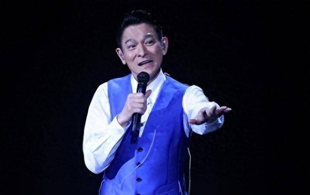 62岁关之琳看刘德华演唱会！戴大颗钻石项链，却被刘向蕙抢镜