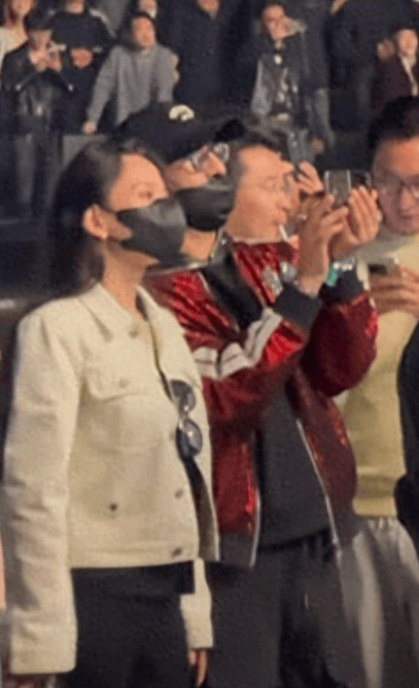 汪峰与女友一起看演唱会，戴着情侣口罩，热恋中的他们眼神也一致