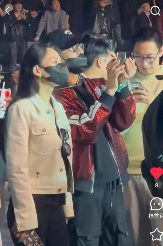 汪峰与女友一起看演唱会，戴着情侣口罩，热恋中的他们眼神也一致