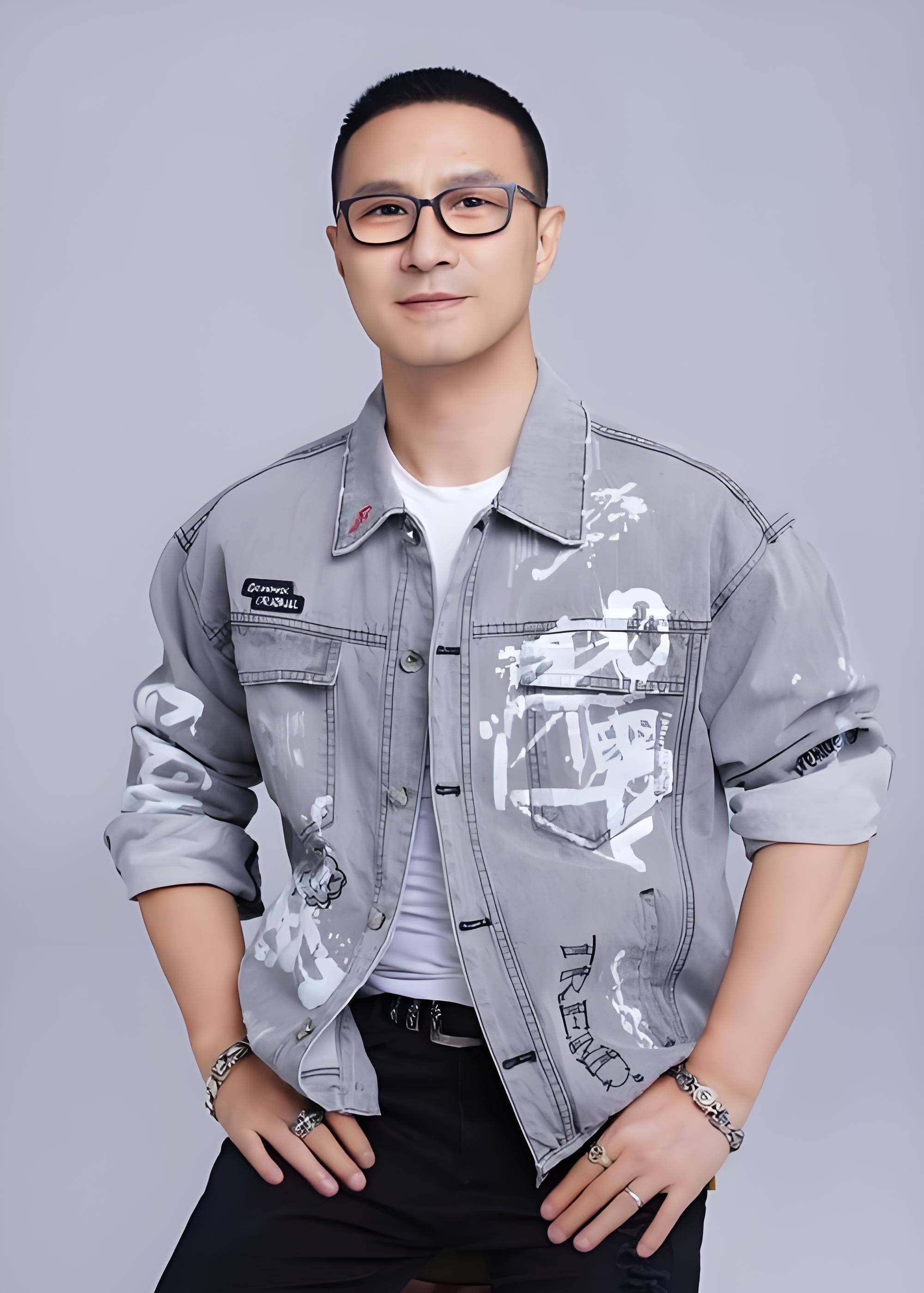 汪峰与女友一起看演唱会，戴着情侣口罩，热恋中的他们眼神也一致
