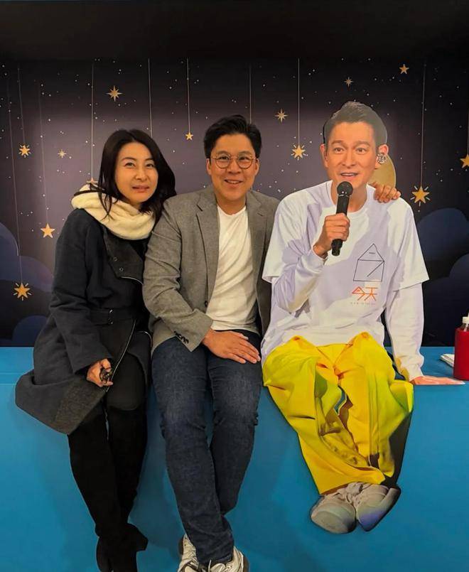 霍启刚郭晶晶现身刘德华演唱会，夫妇俩戴同款围巾墨镜，恩爱甜蜜