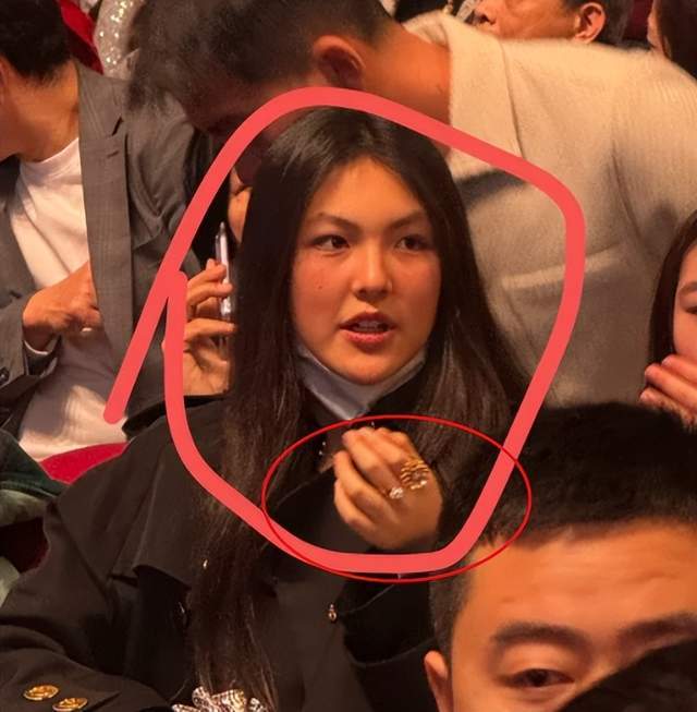 王诗龄飞香港看演唱会！无滤镜下超像王岳伦，戴钻石戒指彰显财力