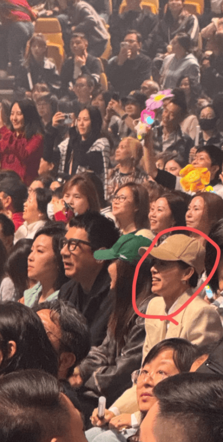 王诗龄飞香港看演唱会！无滤镜下超像王岳伦，戴钻石戒指彰显财力