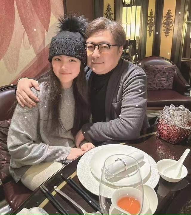 王诗龄飞香港看演唱会！无滤镜下超像王岳伦，戴钻石戒指彰显财力