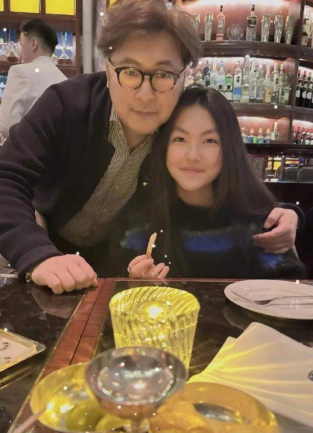 王诗龄飞香港看演唱会！无滤镜下超像王岳伦，戴钻石戒指彰显财力