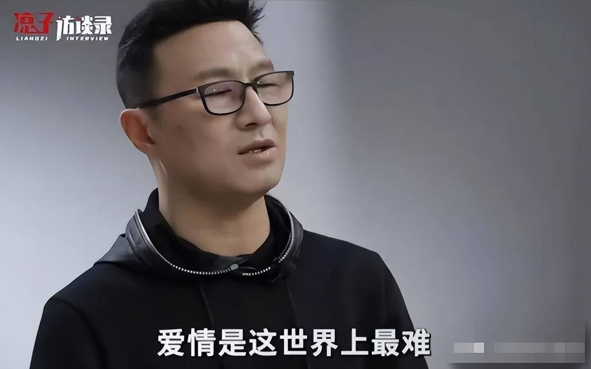 汪峰带女友澳门看演唱会！和小19岁森林北戴同款口罩，歪头好甜蜜