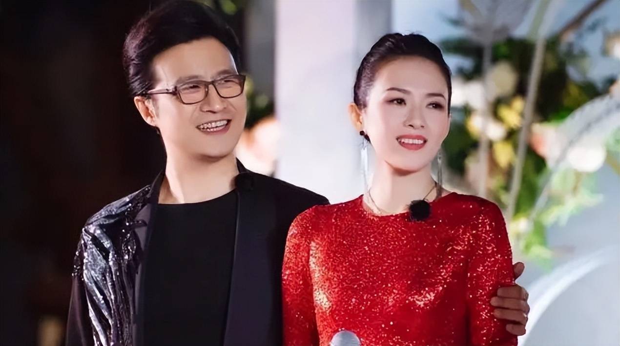 汪峰带女友澳门看演唱会！和小19岁森林北戴同款口罩，歪头好甜蜜