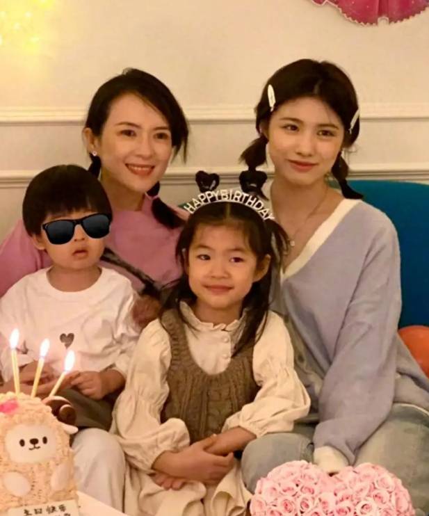 汪峰带女友澳门看演唱会！和小19岁森林北戴同款口罩，歪头好甜蜜