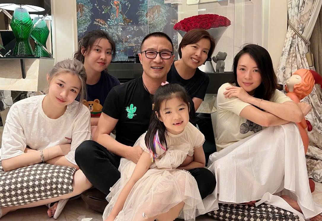 汪峰带女友澳门看演唱会！和小19岁森林北戴同款口罩，歪头好甜蜜