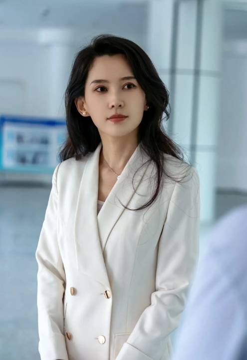 汪峰带女友澳门看演唱会！和小19岁森林北戴同款口罩，歪头好甜蜜