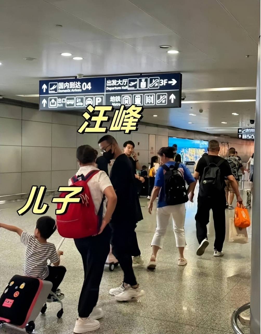 汪峰带女友澳门看演唱会！和小19岁森林北戴同款口罩，歪头好甜蜜
