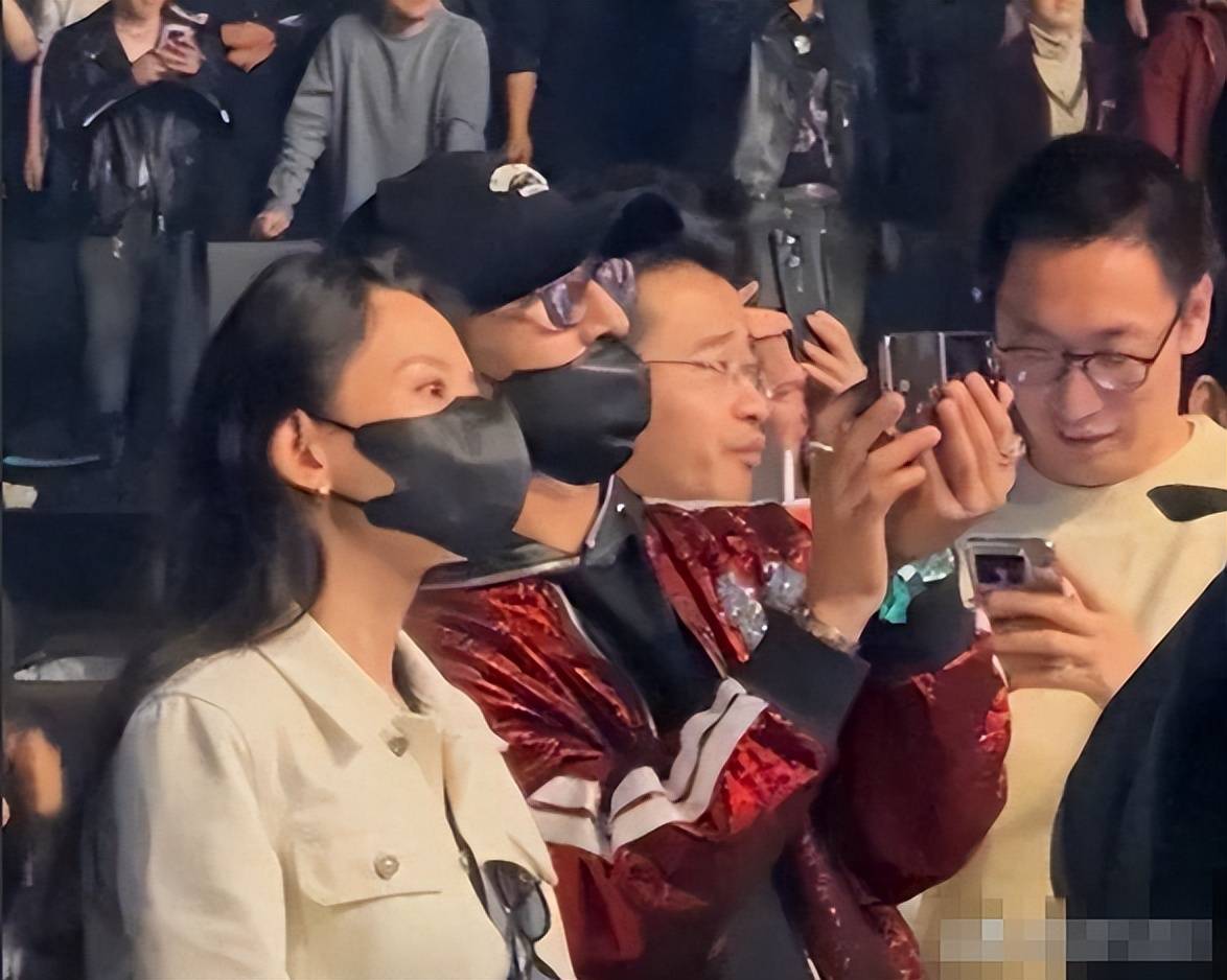 汪峰带女友澳门看演唱会！和小19岁森林北戴同款口罩，歪头好甜蜜