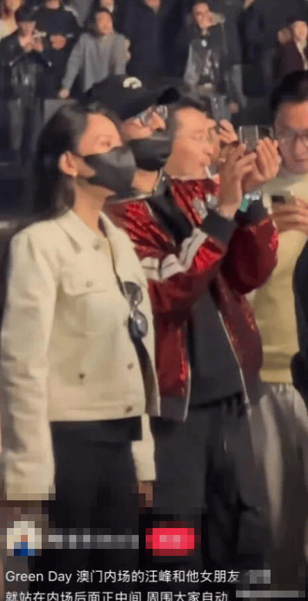 汪峰带女友澳门看演唱会！和小19岁森林北戴同款口罩，歪头好甜蜜