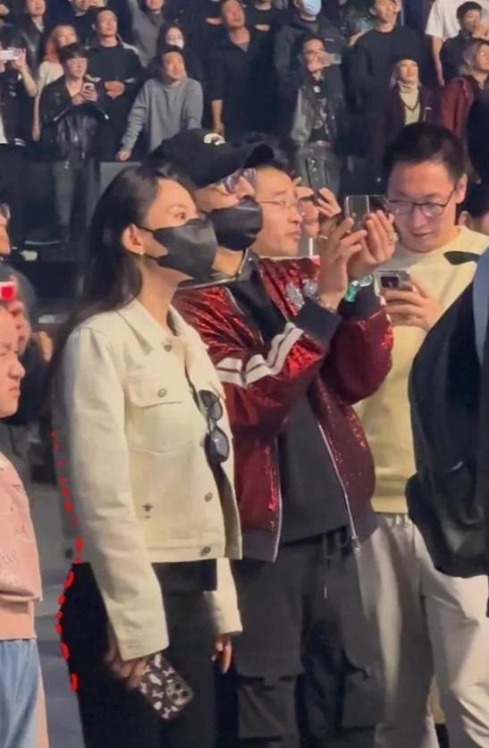 汪峰带女友澳门看演唱会！和小19岁森林北戴同款口罩，歪头好甜蜜