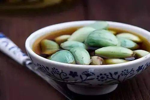 腊八蒜是怎么炼成的？或者说……是怎么变绿的？