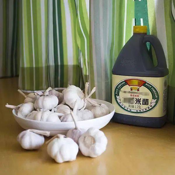 腊八蒜是怎么炼成的？或者说……是怎么变绿的？