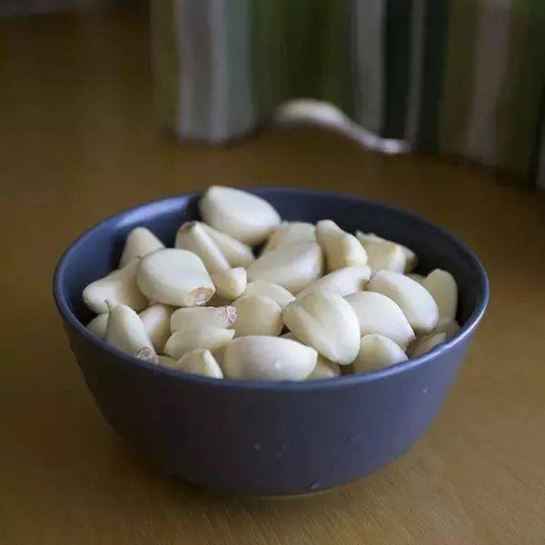 腊八蒜是怎么炼成的？或者说……是怎么变绿的？