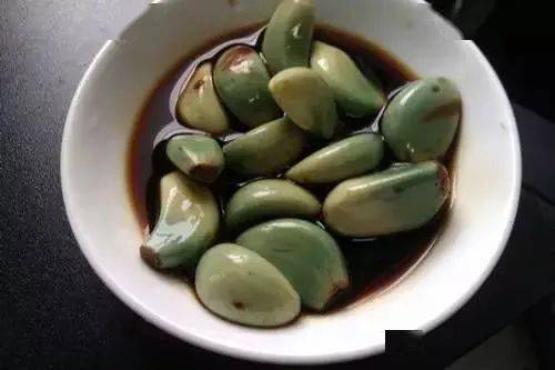 腊八蒜是怎么炼成的？或者说……是怎么变绿的？
