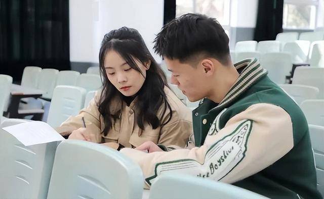我二舅是大学教授，舅妈大字不识几个，可是二舅却离不开舅妈