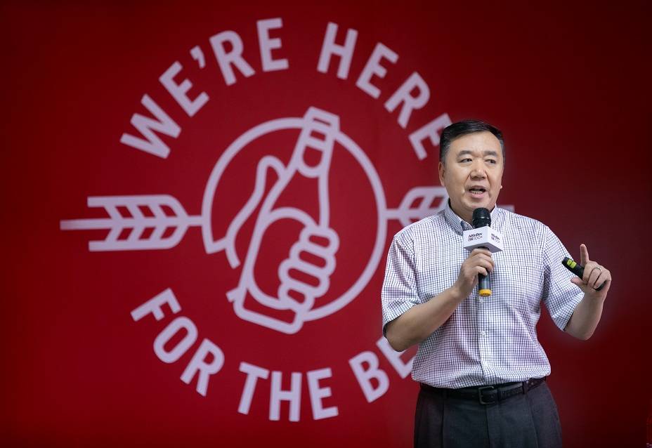 突发｜百威亚太CEO杨克彻底退出 继任者程衍俊能否打破“领先者困局”？