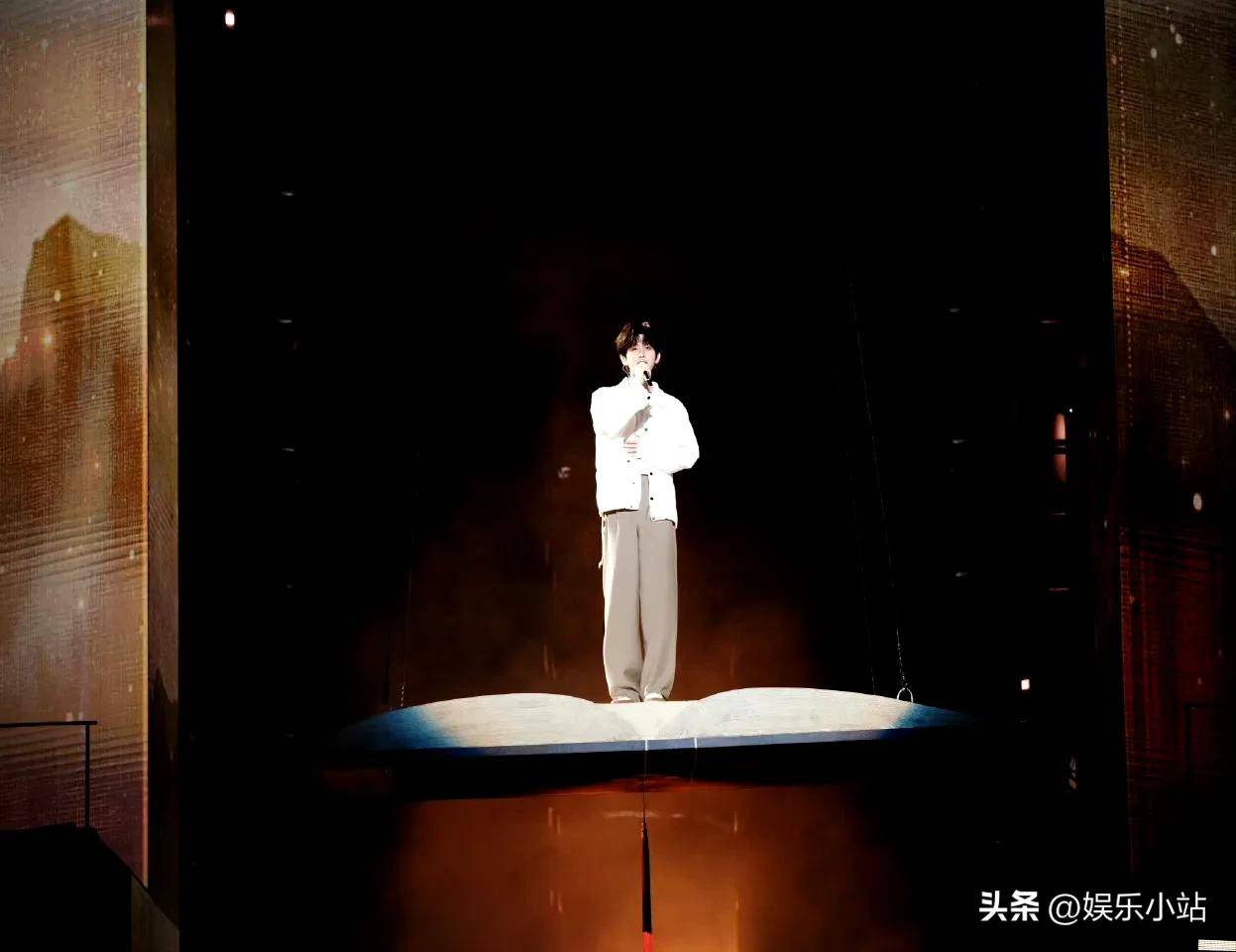 12.30娱乐瓜：王一博任嘉伦钟汉良杨紫成毅杨洋刘亦菲龚俊杨幂