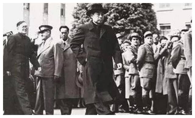 1955年蒋介石派人暗杀周恩来，飞机爆炸后，发现周恩来不在飞机上