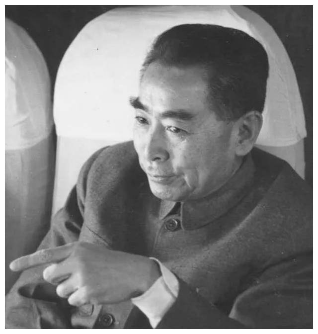 1955年蒋介石派人暗杀周恩来，飞机爆炸后，发现周恩来不在飞机上