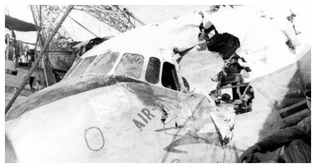 1955年蒋介石派人暗杀周恩来，飞机爆炸后，发现周恩来不在飞机上