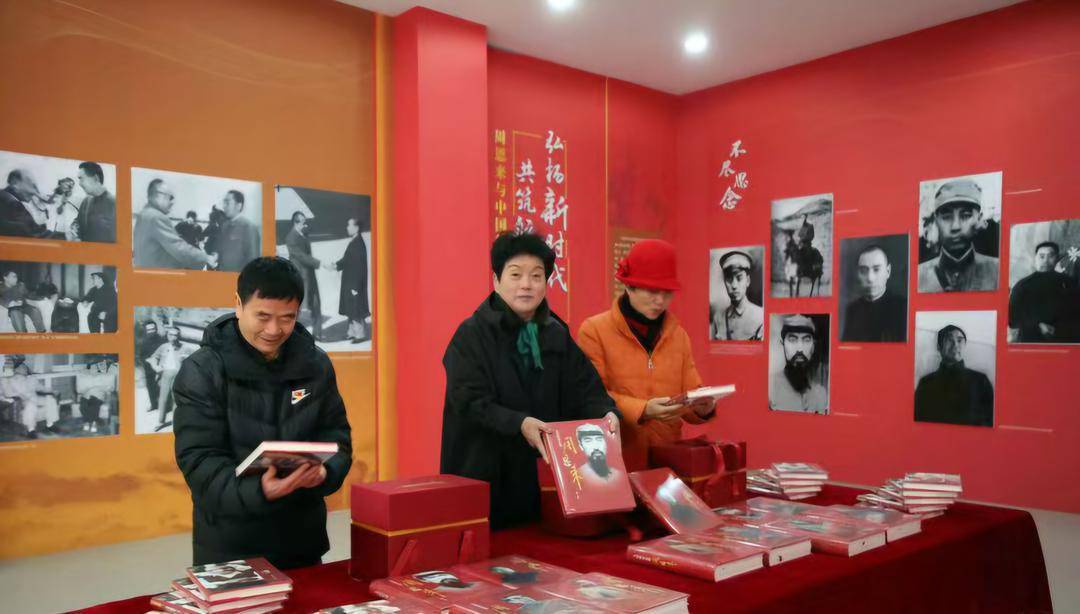 大型画册《人民的好总理周恩来》首发式暨周恩来与中国航天大型图片展在西昌卫星发射中心举行