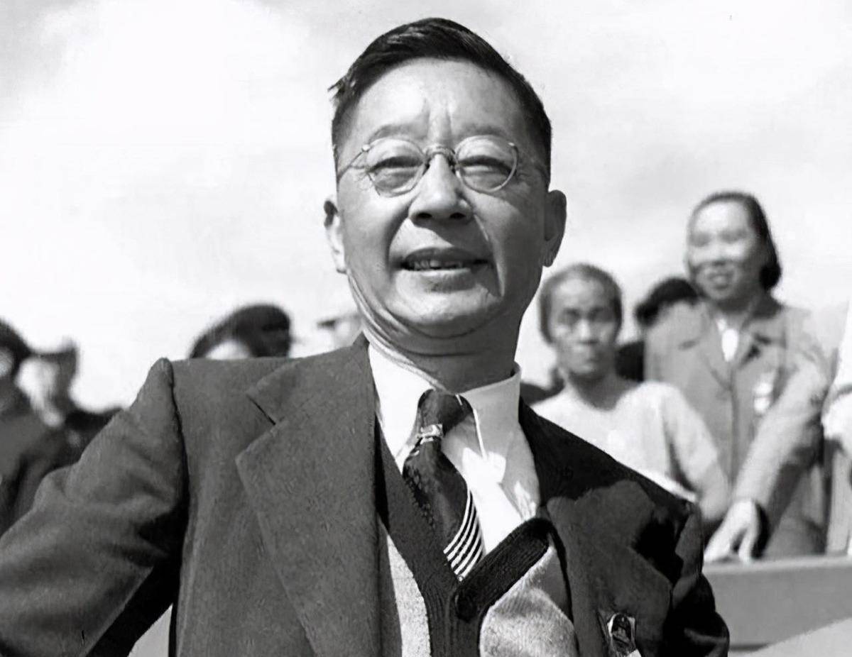 老舍跳湖前，在公园湖边坐了整整一天，是什么让他最终决定去死？