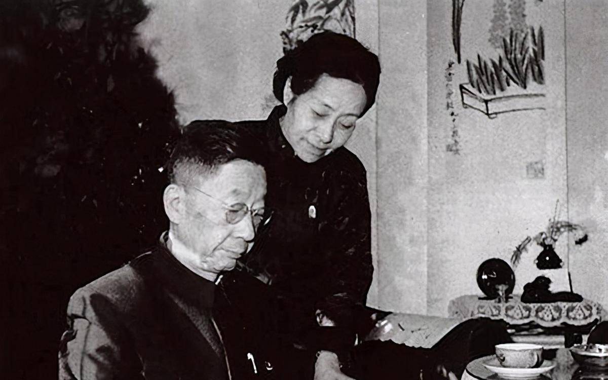 老舍跳湖前，在公园湖边坐了整整一天，是什么让他最终决定去死？