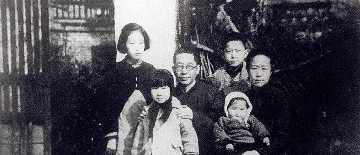 老舍跳湖前，在公园湖边坐了整整一天，是什么让他最终决定去死？