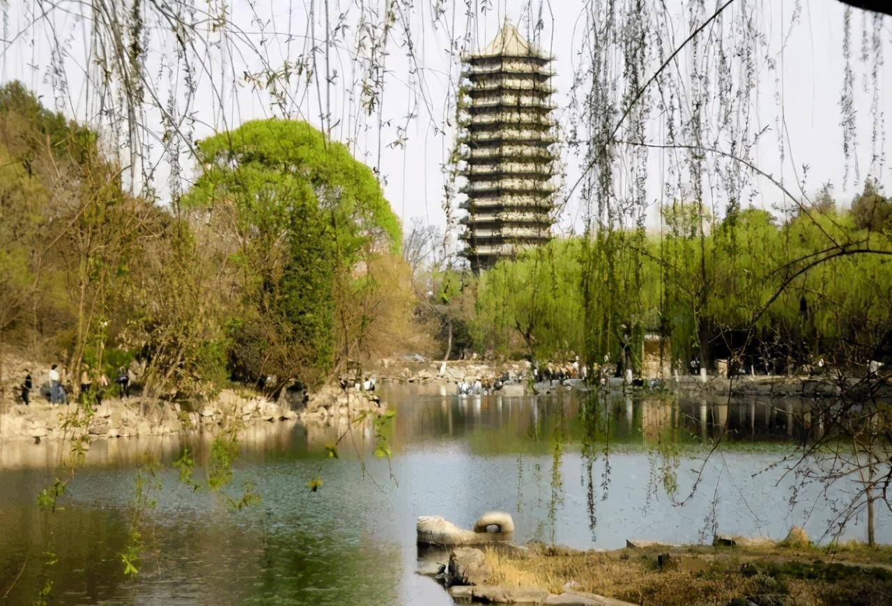 老舍跳湖前，在公园湖边坐了整整一天，是什么让他最终决定去死？