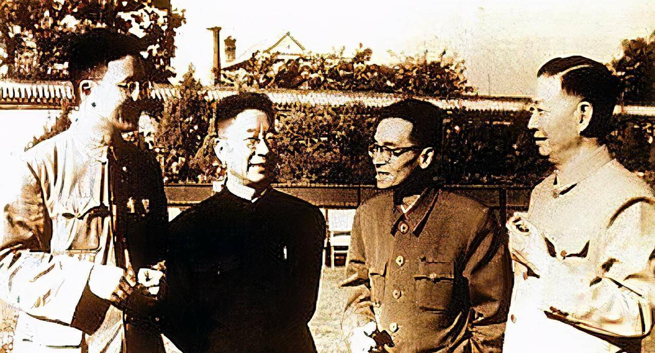 老舍跳湖前，在公园湖边坐了整整一天，是什么让他最终决定去死？