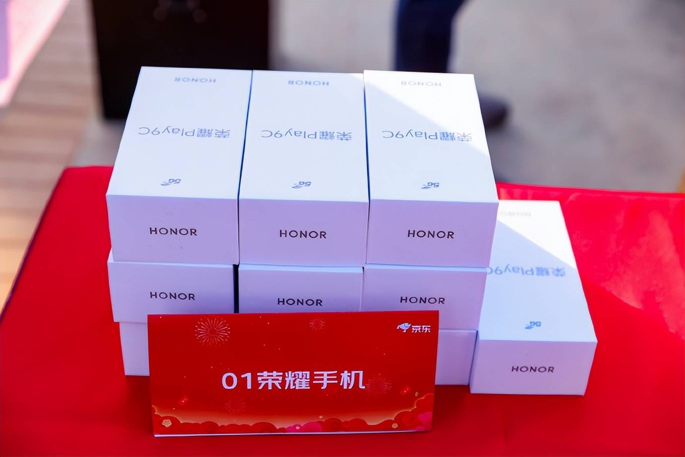 刘强东3000万厚礼送乡亲，手机送荣耀play9c，性价比超越红米14C