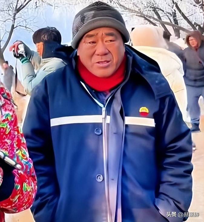 大爷垫钱被拉黑后续：女子被全网追债，老公出面回应：当时没钱还