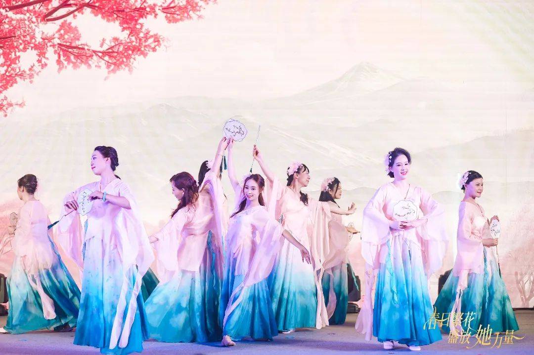 春日繁花，盛放“她”力量！佛山市女企业家协会第八届第三次会员代表大会暨2025年芳华之夜圆满举行